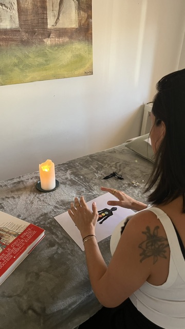 Céline pendant une séance énergétique à distance