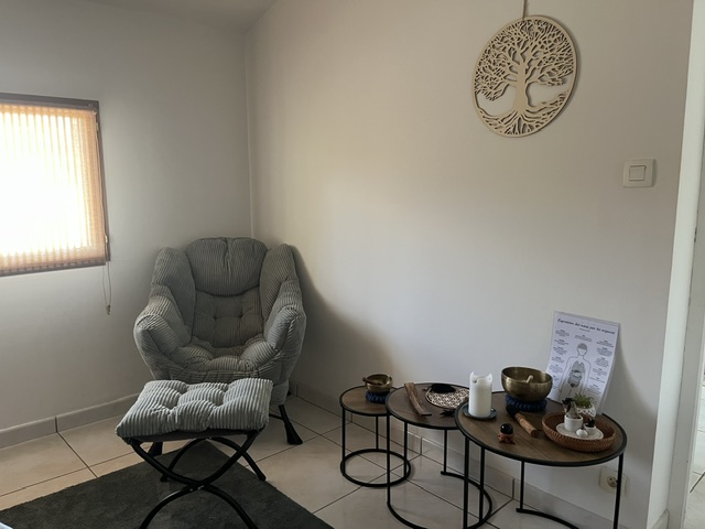 Fauteuil confortable installé pour les séances de magnétisme et d'hypnose