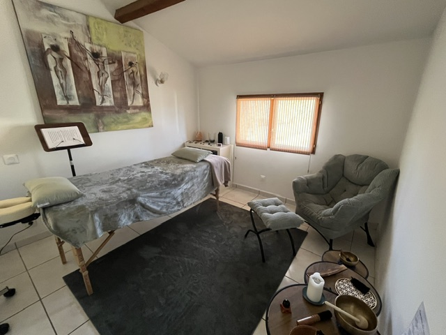 Salle de soin Cell'ine à Muret, table et fauteuil en lumière naturelle
