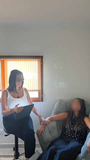 Céline accompagnant une personne confortablement installée dans le fauteuil de séance